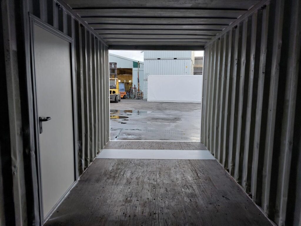 Innenraum eines Baucontainers in der größe 20 Fuß
