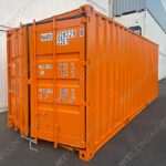 Ein orangefarbener 20-Fuß-Lagercontainer mit der Aufschrift „NARU 328329-0“.
