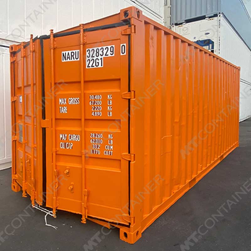 Ein orangefarbener 20-Fuß-Lagercontainer mit der Aufschrift „NARU 328329-0“.