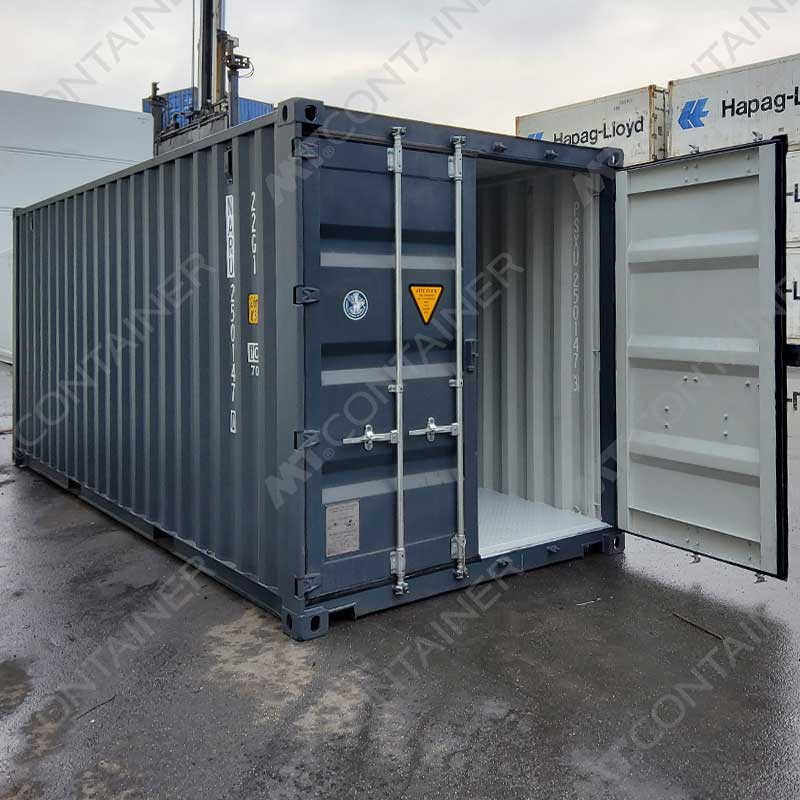 Grauer 20 Fuß Seecontainer NARU 250147 0 mit offener Tür