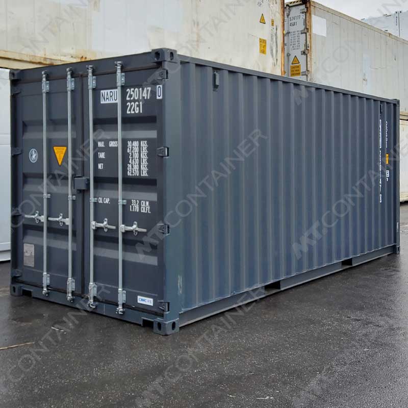 Ein dunkelgrauer 20-Fuß-Seecontainer mit der Kennzeichnung NARU 250147-0, ausgestattet mit einer eingebauten Personentür und einem Stahlboden.