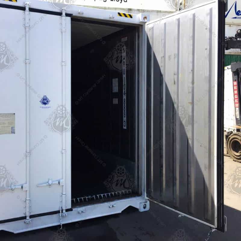 Weißer Kühlcontainer NARU 104888-3 mit geöffneter Tür.