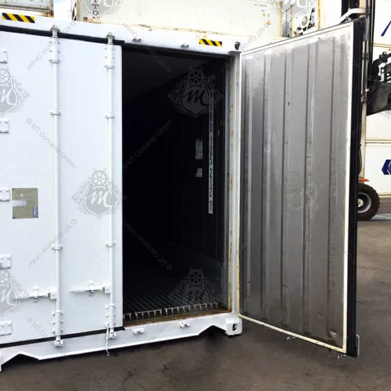 Weißer Kühlcontainer mit einer geöffneten Tür.