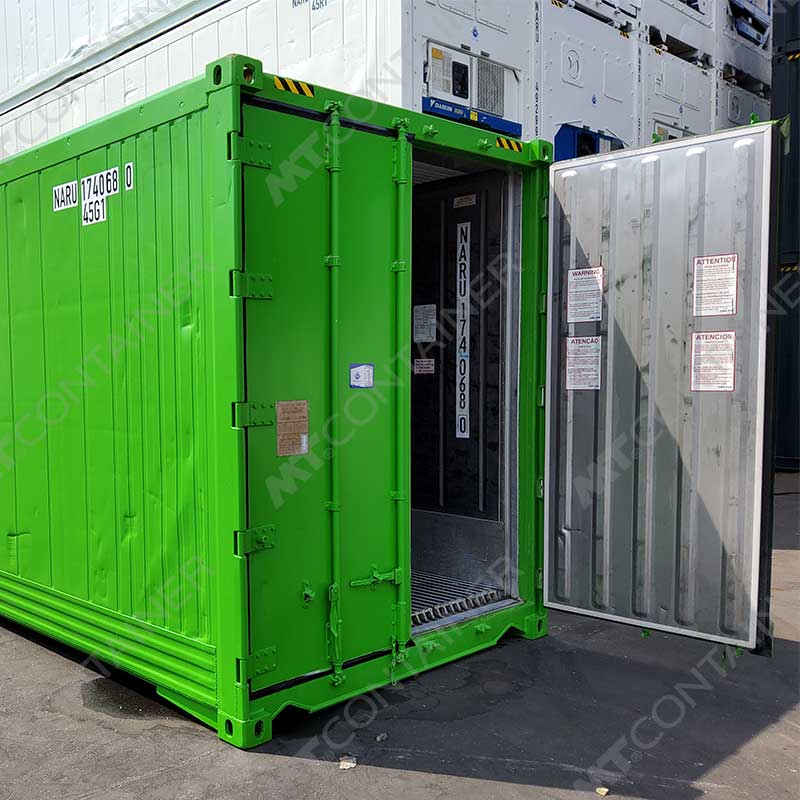 Grüner 40 Fuß High Cube Isoliercontainer NARU 174068 0 mit offener Tür