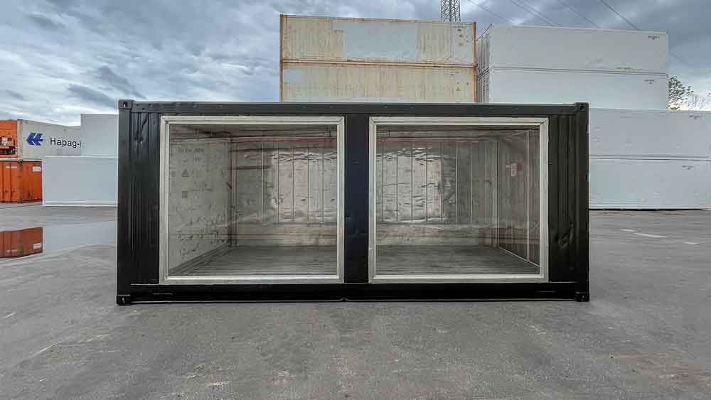 Schwarzer Kühlcontainer mit zwei eingebauten Fenstern