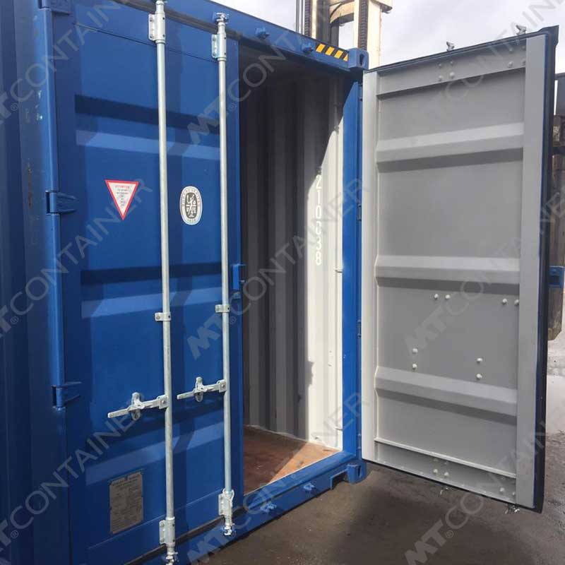 Blauer 20 Fuß High Cube Seecontainer NARU 210838 0 mit offener Tür