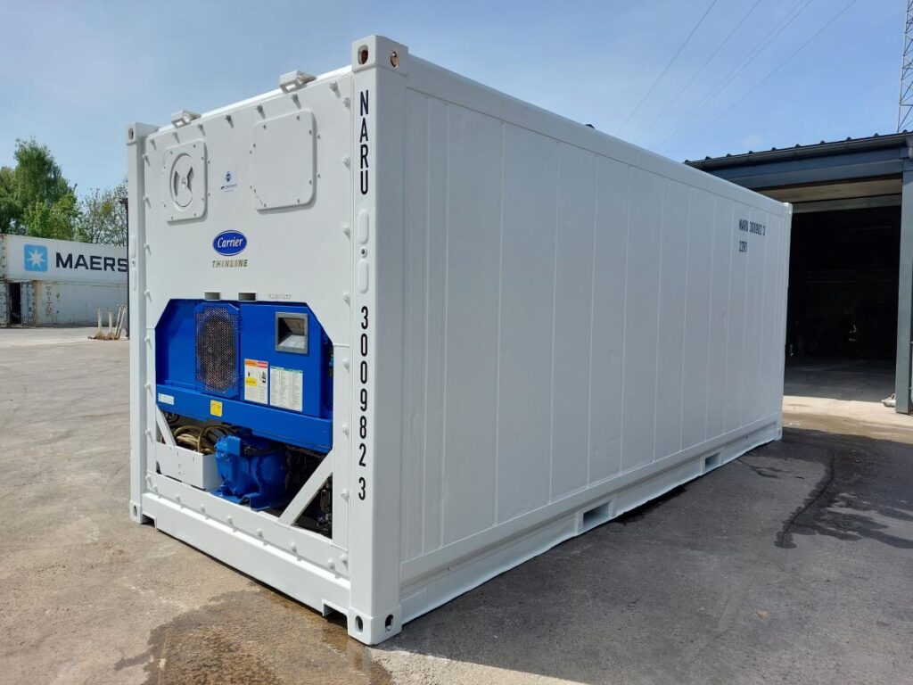 Container mit Kühlaggregat in weiß