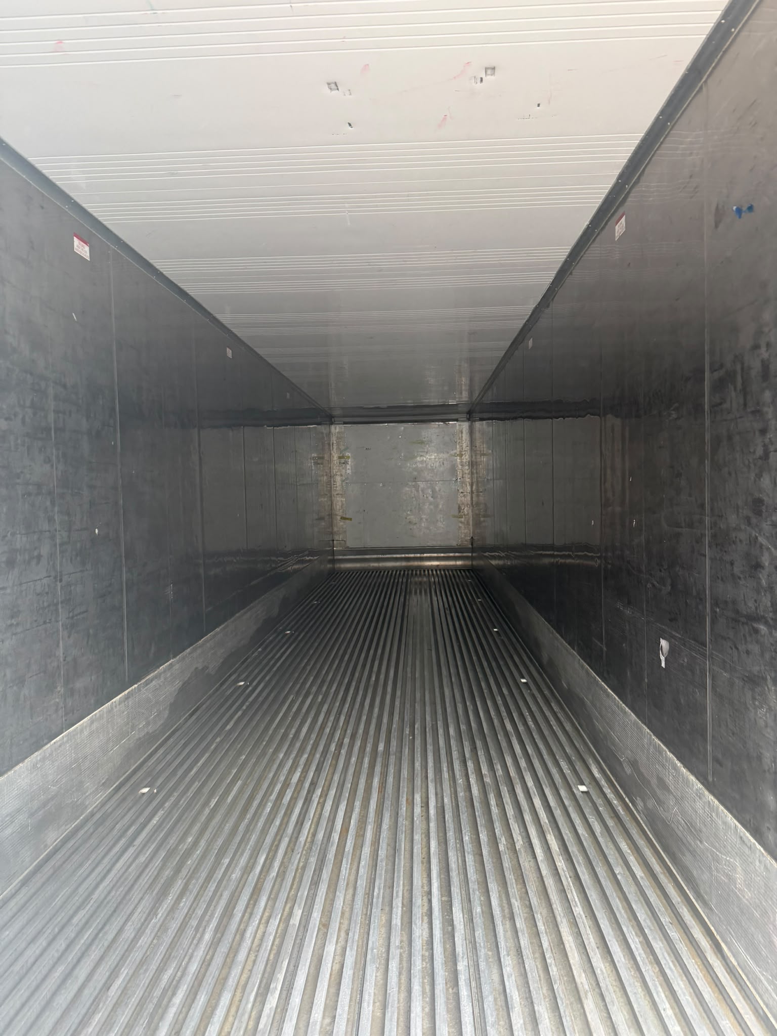 Innenansicht des 40 Fuss High Cube Kühlcontainer Carrier auf dem MT Container Depot in Hamburg. Industrie. Container in der Farbe weiß
