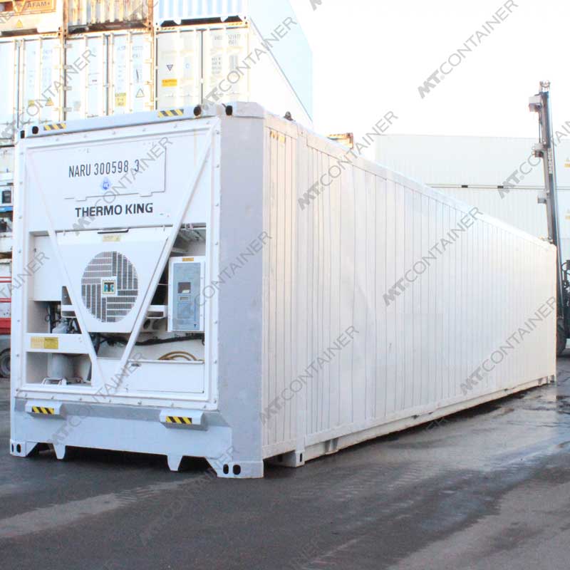 Weißer 45-Fuß-Kühlcontainer mit der Aufschrift "NARU 3005983" und dem Logo "THERMO KING".