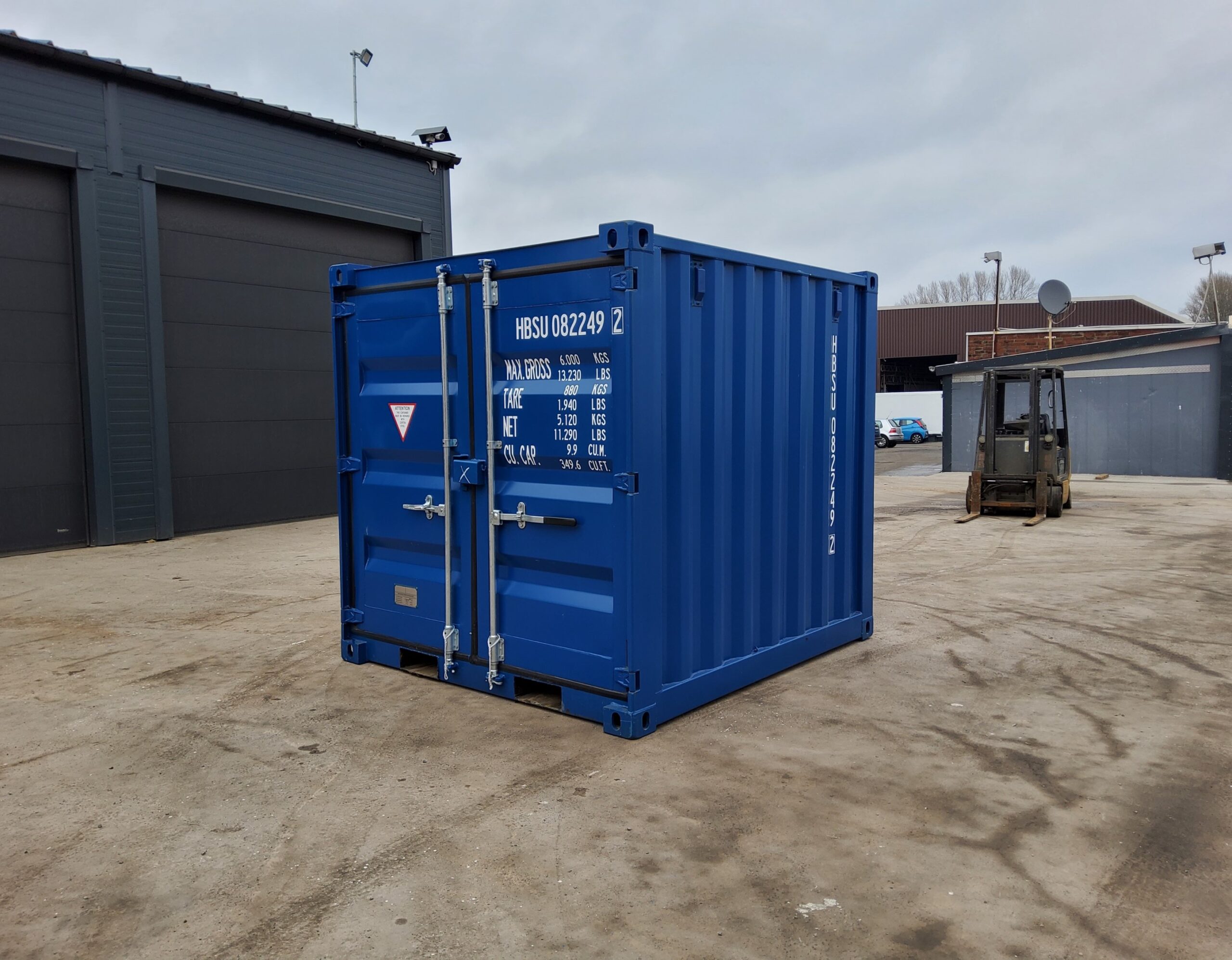 Blauer 8-Fuß-Seecontainer NARU 082249-1, Metallbauweise mit typischen Containertüren und weißer Beschriftung auf der Frontseite.