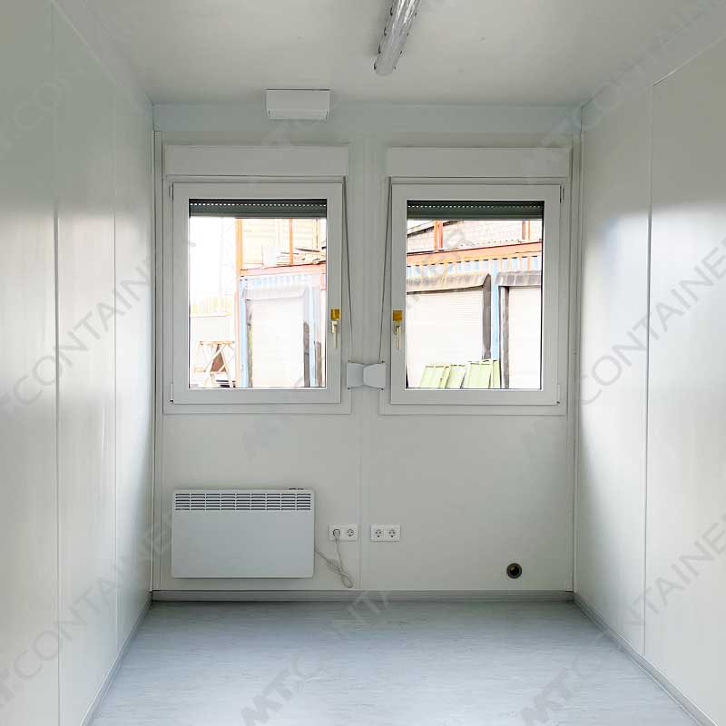 Bürocontainer 092287054, Blick auf die Fenster mit offenen Rollläden