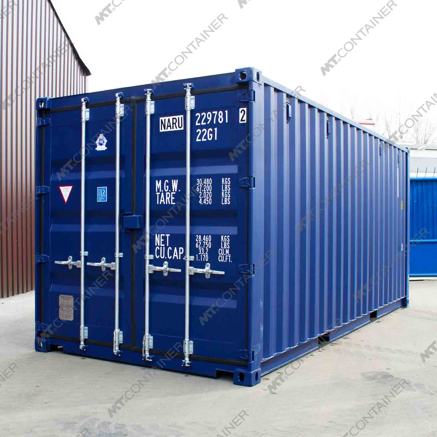 Blauer 20-Fuß-Seecontainer Typ NARU 229781-2. Gewichtseinteilungen und mehrere Verriegelungsmechanismen an der Frontseite.