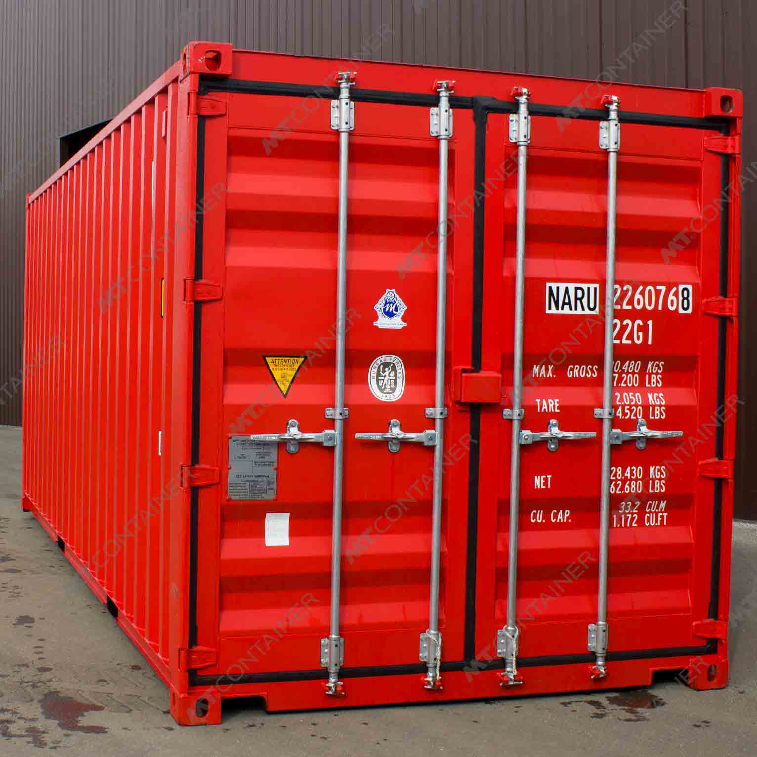 Ein roter 20 Fuss Seecontainer mit der Türseite nach vorne.