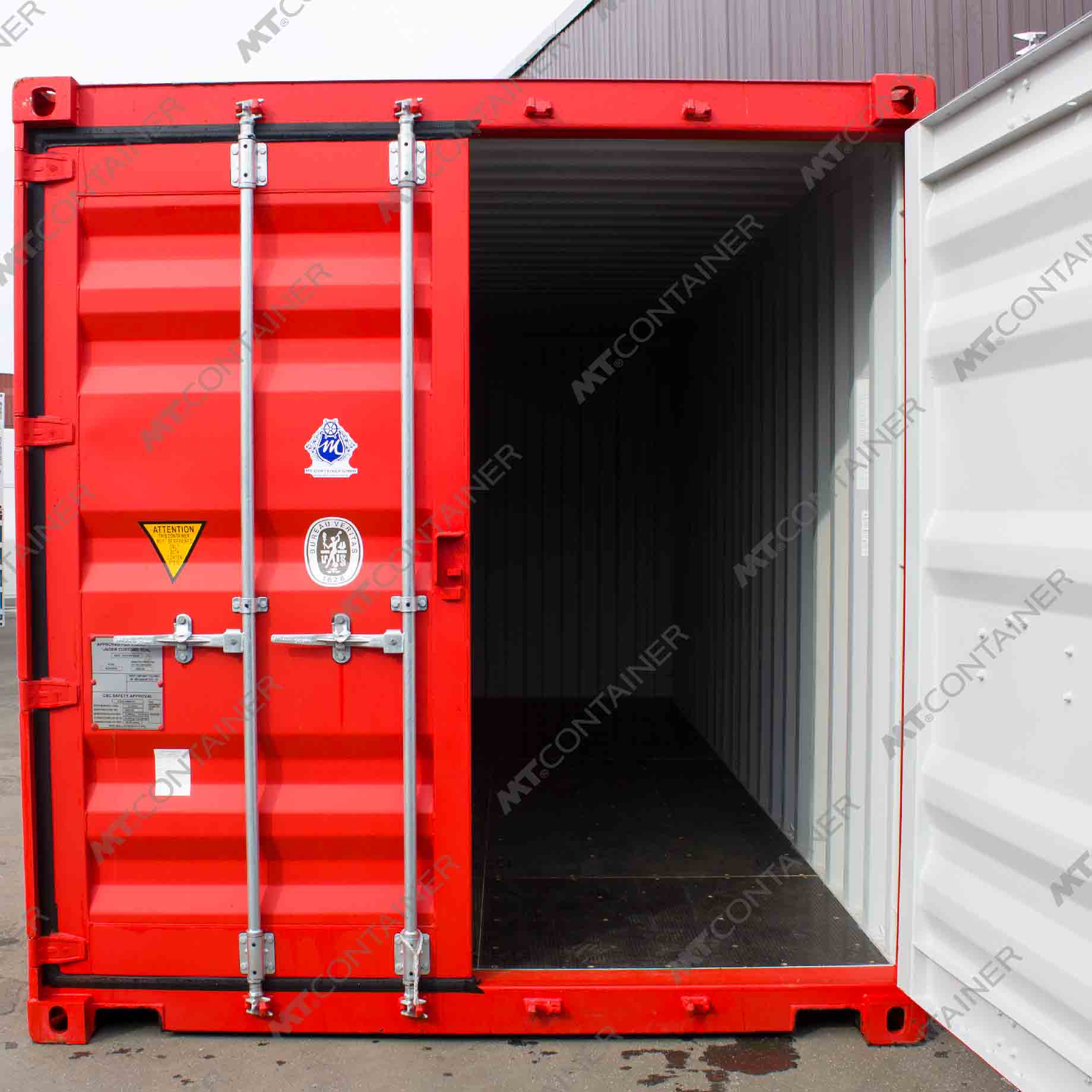 Ein roter 20 Fuss Seecontainer mit geöffneter Tü.