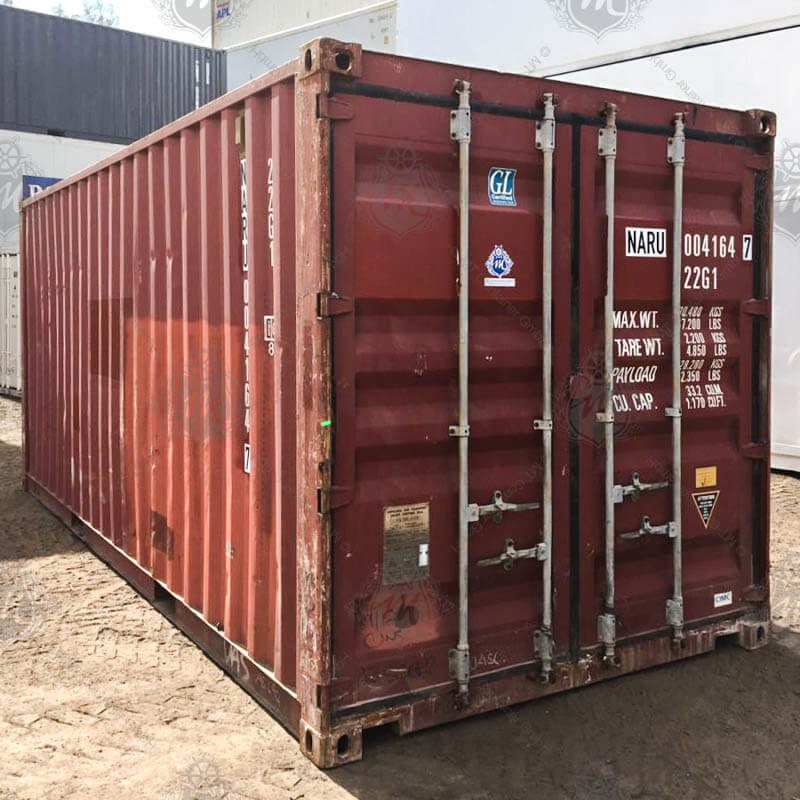 Roter 20-Fuß-Seecontainer, Typ NARU 004164-7 mit verschlossenen Türen und Metallscharnieren.