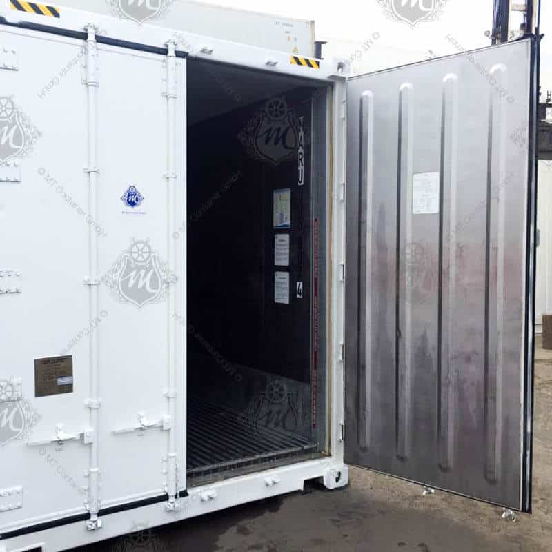 Weißer Kühlcontainer mit geöffneter Tür.