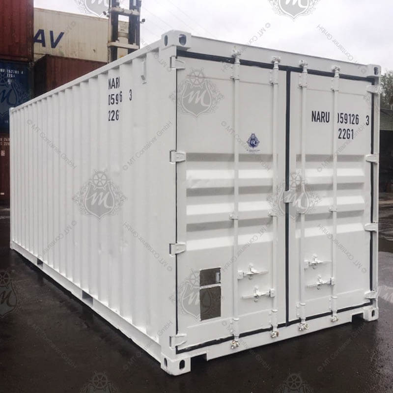 Ein weißer 20-Fuß-Seecontainer, beschriftet mit "NARU 059126-3", steht geschlossen auf einem asphaltierten Boden.