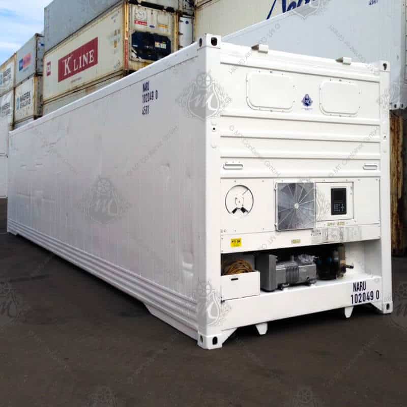 Ein weißer 40 Fuß High Cube Kühlcontainer NARU 102049-0 steht in einem Lagerbereich. Der Container ist rechteckig und hat eine Kühlanlage an der Vorderseite.