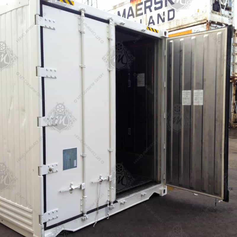 Weißer Kühlcontainer mit geöffneter Tür.