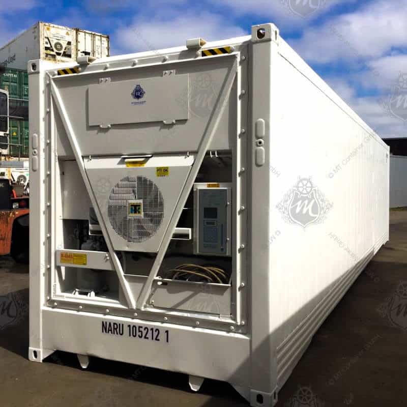 Das Bild zeigt einen weißen 40 Fuss High Cube Kühlcontainer mit der Bezeichnung NARU 105212-1.