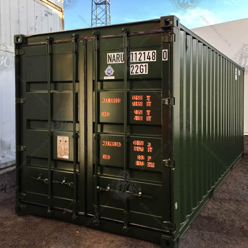 Ein grüner, 20 Fuß langer Lagercontainer mit der Kennzeichnung "NARU 112148-0" befindet sich auf dem Bild. Der Container hat eine robuste Metallstruktur und eine verschlussgesicherte Tür.