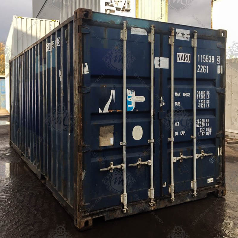 Blauer 20-Fuß-Lagercontainer mit der Aufschrift "NARU 115539-3" an den Türen, welche mit stabilen Metallverstärkungen versehen sind.