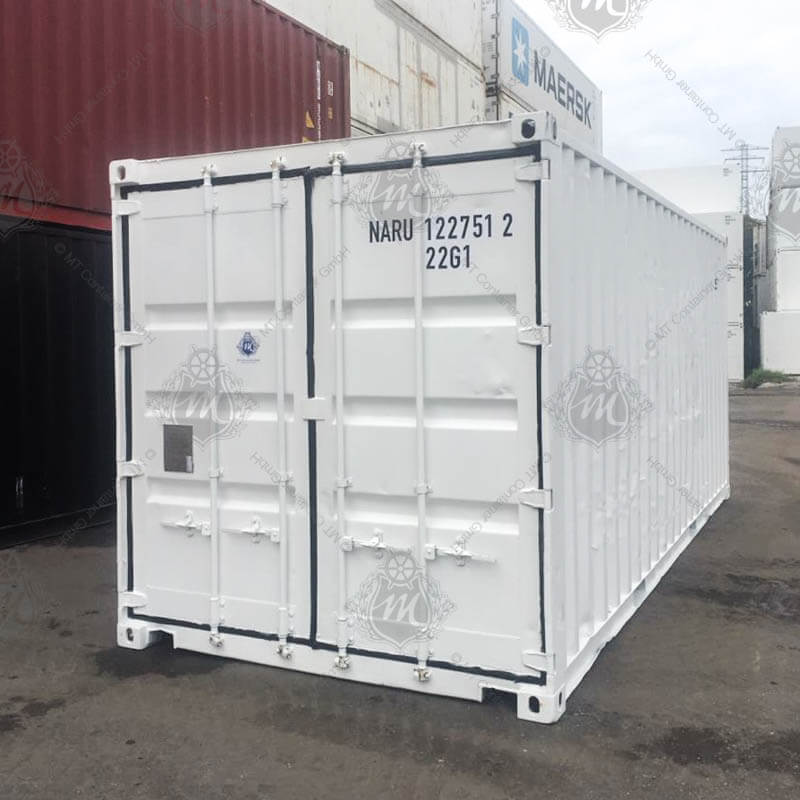 Weißer 20-Fuß-Seecontainer mit der Aufschrift "NARU 122751-2" auf der Tür.