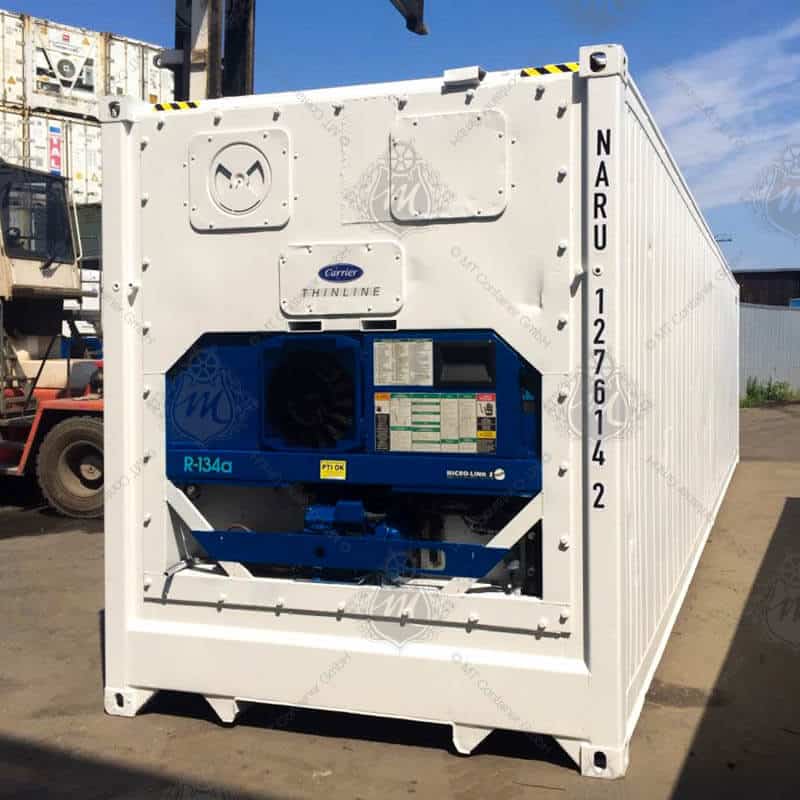 Ein weißer 40-Fuß High Cube Kühlcontainer NARU 127614-2 mit blauer Kühlanlage an der Stirnseite.