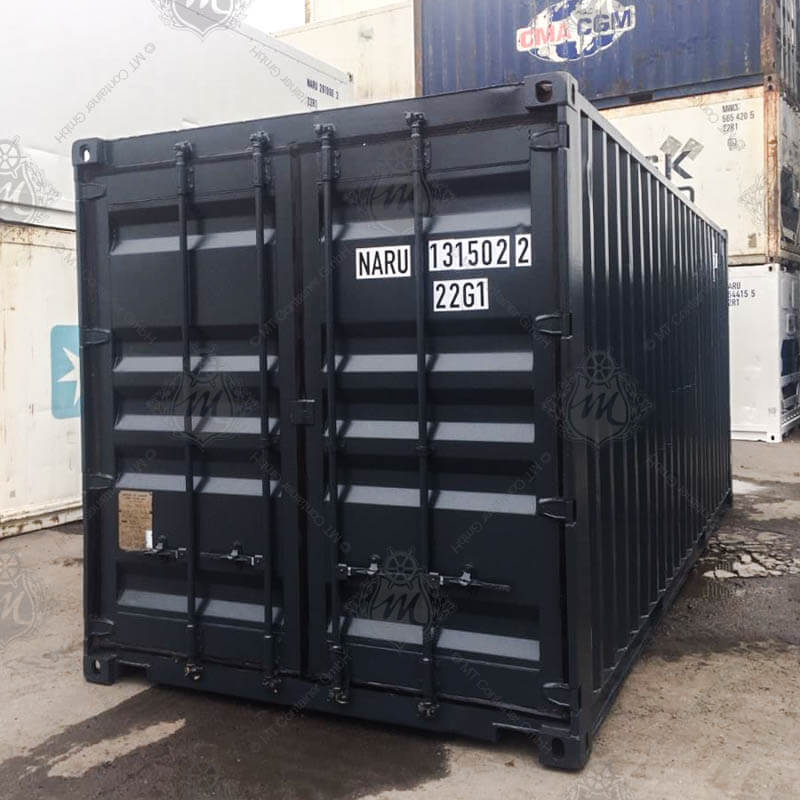 Ein dunkelgrauer 20 Fuß Seecontainer mit der Kennzeichnung NARU 131502-2 auf der Vorderseite steht auf einem befestigten Untergrund.