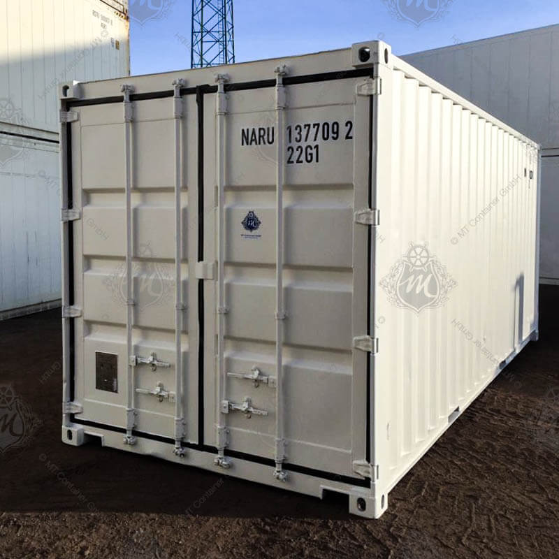 Weißer 20-Fuß-Seecontainer mit der Aufschrift 'NARU 137709-2'.