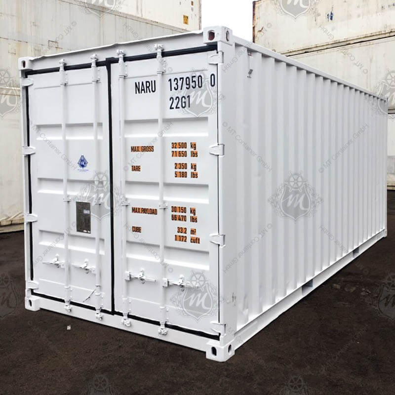 Ein weißer 20 Fuß Lagercontainer mit der Kennzeichnung NARU 137950-0 steht auf einem asphaltierten Platz.