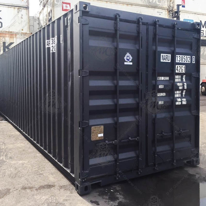 Ein schwarzer 40-Fuß-Lagercontainer mit der Beschriftung NARU 138502-0 steht auf einem Betonboden und ist frontal zu sehen.