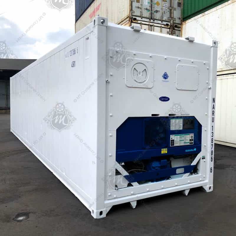 Ein weißer Kühlcontainer mit der Aufschrift "NARU 138786-6," Typ 40 Fuß High Cube, steht auf einer ebenen Fläche. Der Container hat Technik am Ende in Blau und Weiß.