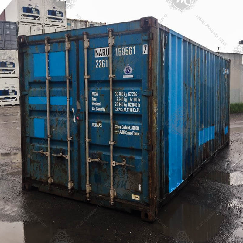 Blauer 20-Fuß-Seecontainer mit der Aufschrift NARU 159561-7, Türen sind geschlossen und mehrere weiße Beschriftungen sind vorne sichtbar.