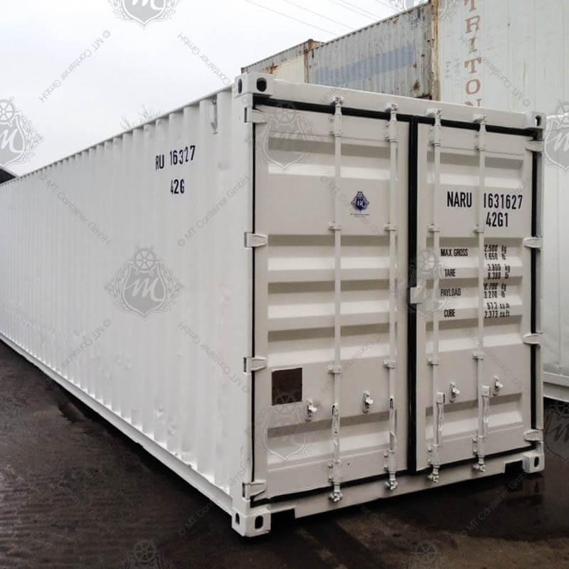 Ein weißer 40-Fuß-Seecontainer mit der Aufschrift "NARU 163162-7" auf der Tür, versehen mit Metallverriegelungen und den Standardcontainermarkierungen.