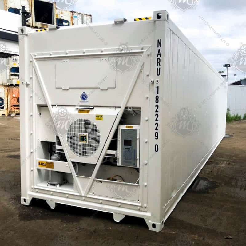 Ein weißer 40-Fuß High Cube Kühlcontainer mit der Aufschrift "NARU 182229-0" auf der rechten Vorderseite und einem eingebauten Kühlsystem auf der rechten Seite.