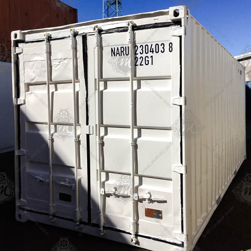 Weißer 20 Fuß Seecontainer mit der Aufschrift NARU 230403-8.