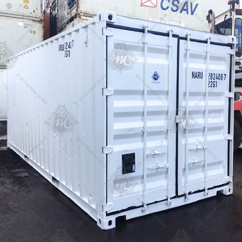 Ein weißer 20 Fuß Seecontainer mit der Beschriftung NARU 282408-7 und der Nummer 2261, verschlossen durch solide Metalltüren und Scharniere.