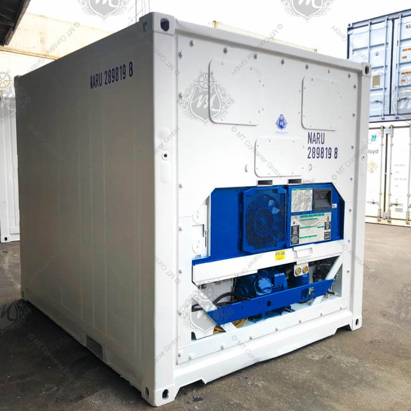 Ein weißer 10 Fuß High Cube Kühlcontainer mit der Kennzeichnung NARU 289819-8. An der Stirnseite befindet sich eine blaue Kühlaggregat-Einheit.