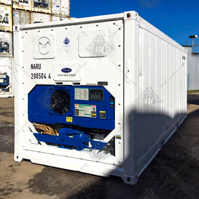 Ein weißer 20-Fuß-Kühlcontainer mit der Aufschrift "NARU 290504-4" auf der Vorderseite und blauer technischer Ausrüstung.