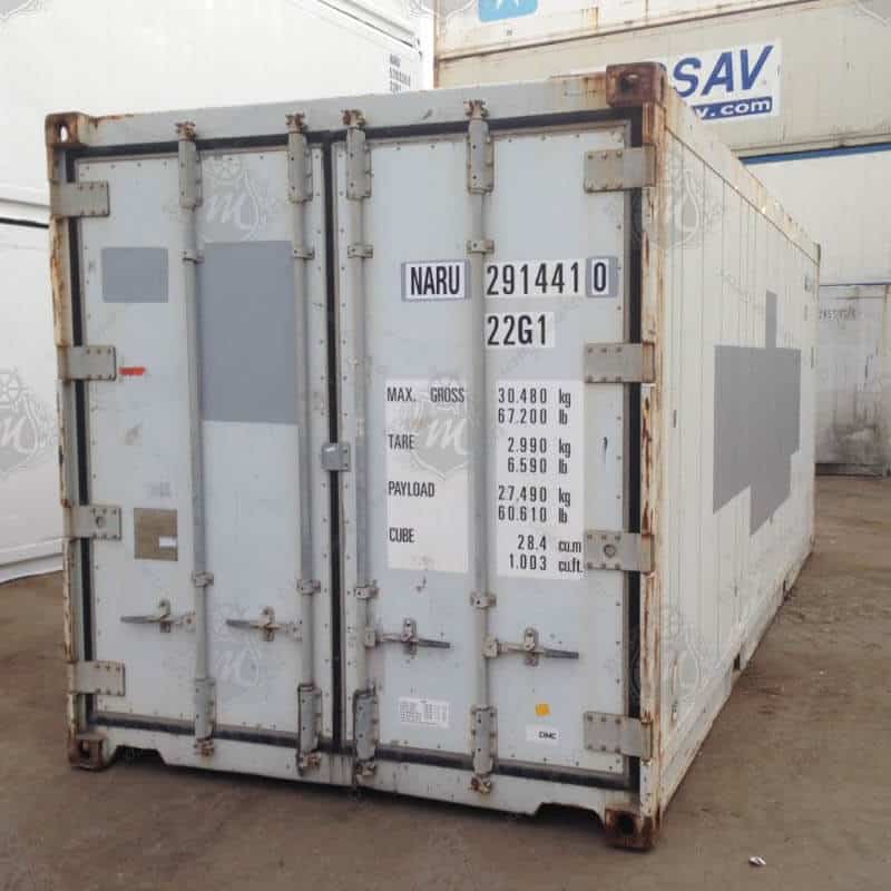 Grauer 20-Fuß-Isoliercontainer mit der Aufschrift "NARU 291441-0" an den Doppeltüren vorne, inklusive technischer Informationen wie Gewicht und Ladekapazität.