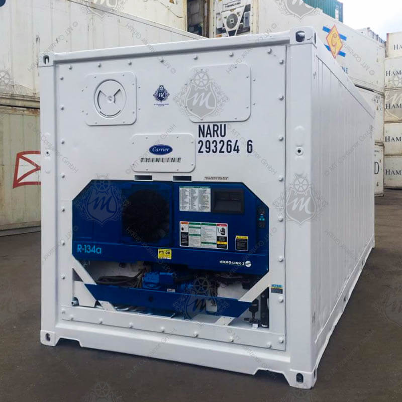 Ein weißer 20-Fuß-Kühlcontainer (NARU 293264-6) mit einem blauen Kühlelement an der Frontseite.