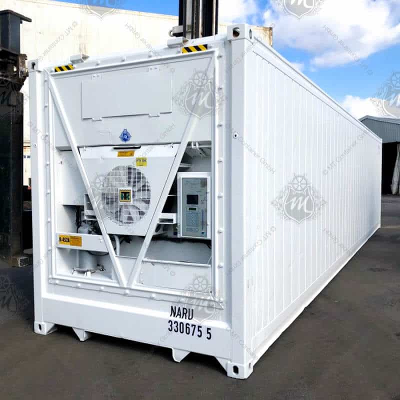 Ein weißer 40 Fuß High Cube Kühlcontainer mit der Beschriftung NARU 330675-5, Vorderansicht zeigt Kühlaggregat und Kontrollgerät.