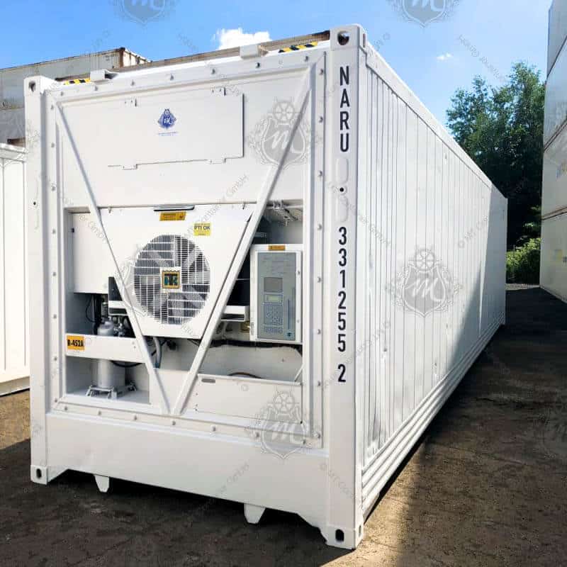 Das Bild zeigt einen weißen 40-Fuß-High-Cube-Kühlcontainer mit der Aufschrift "NARU 331255-2".
