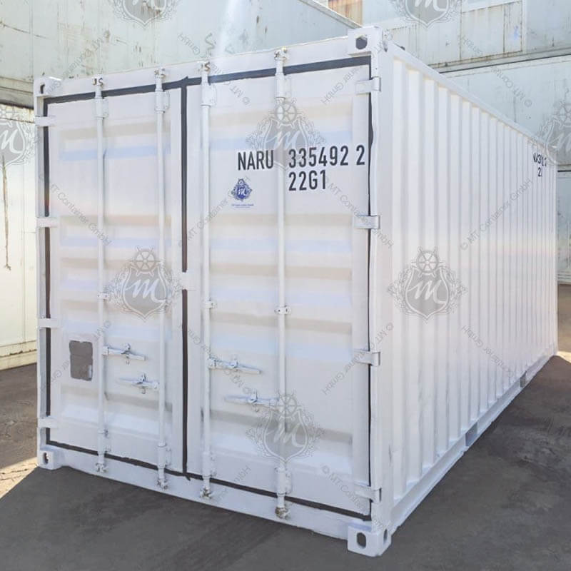 Das Bild zeigt einen weißen 20-Fuß-Lagercontainer mit der Kennzeichnung NARU 335492-2.