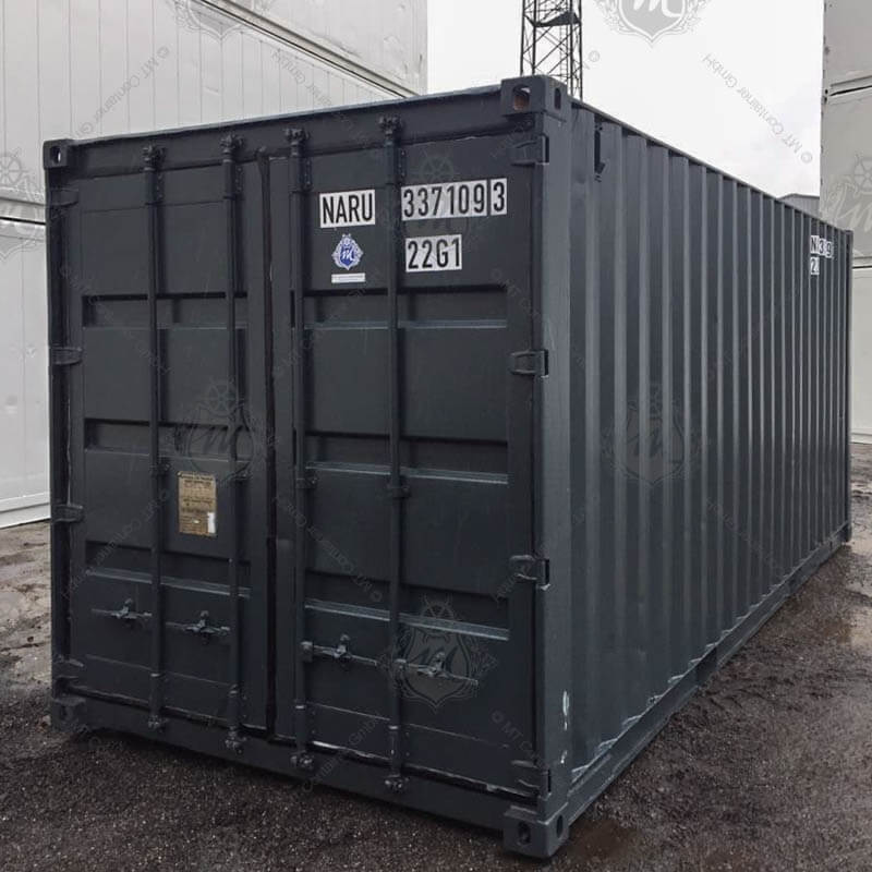 Ein dunkler, rechteckiger 20-Fuß-Seecontainer mit der Beschriftung "NARU 337109-3" befindet sich im Fokus.