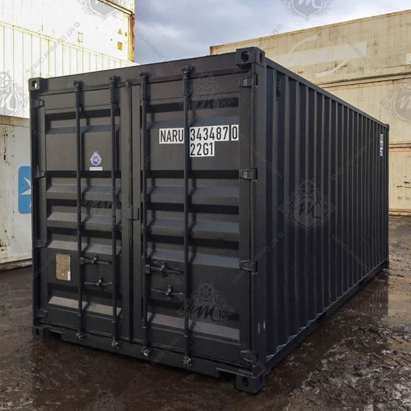 Ein schwarzer 20-Fuß-Lagercontainer mit der Aufschrift "NARU 343487-0" steht aufrecht mit geschlossenen Türen.