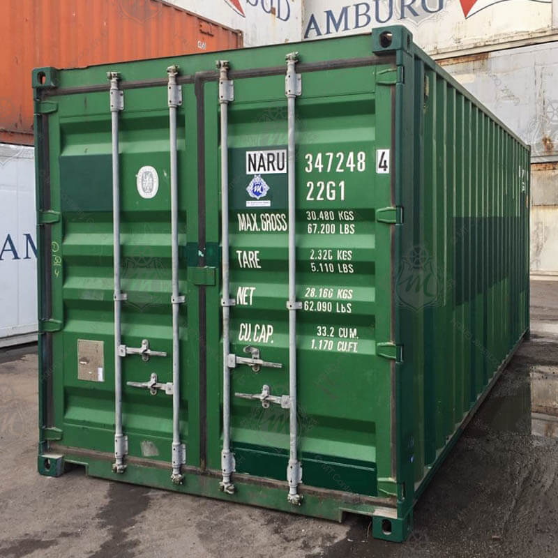 Grüner 20-Fuß-Seecontainer, NARU 347248-4, mit weißer Schrift und silbernen Verschlussstangen an den Türen.