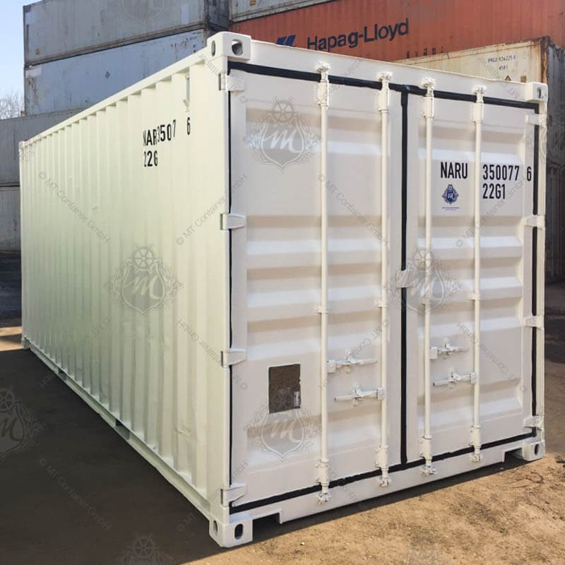 Ein cremeweißer 20 Fuß Seecontainer mit der Kennung NARU 350077-6.