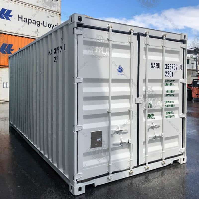 Ein weißer 20 Fuß Seecontainer mit der Aufschrift "NARU 353787-8" auf den Türen.